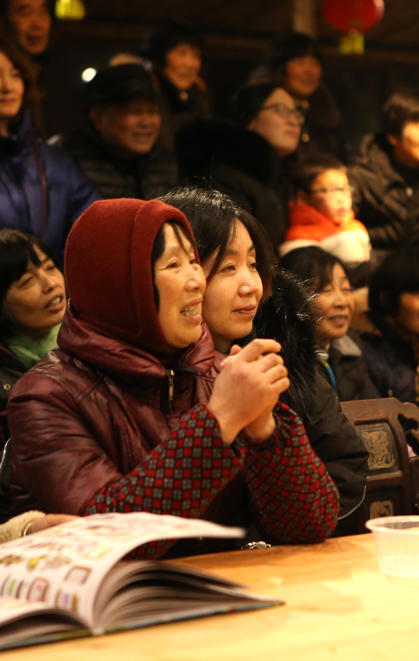 每年村民们都会聚在南梅村文化礼堂内一同观看”村晚“