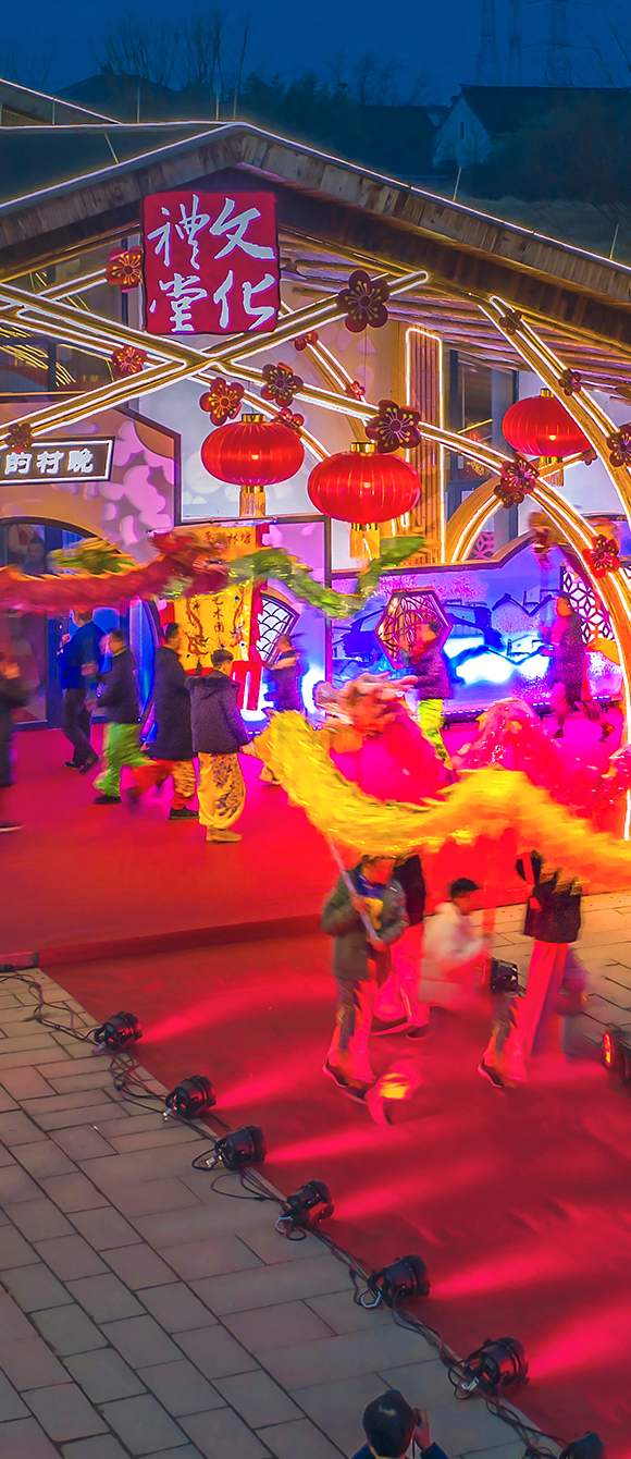 在南梅村文化礼堂门口，村民们观看舞狮表演