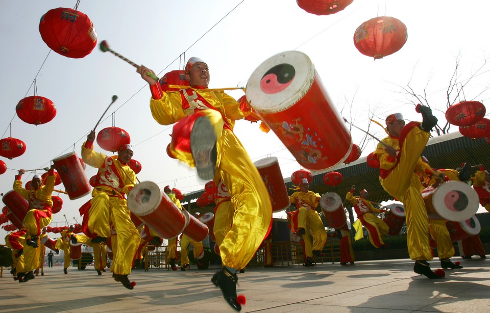 2006年1月27日,上海东方绿舟内,兰州太平鼓队正在为市民表演精彩的"