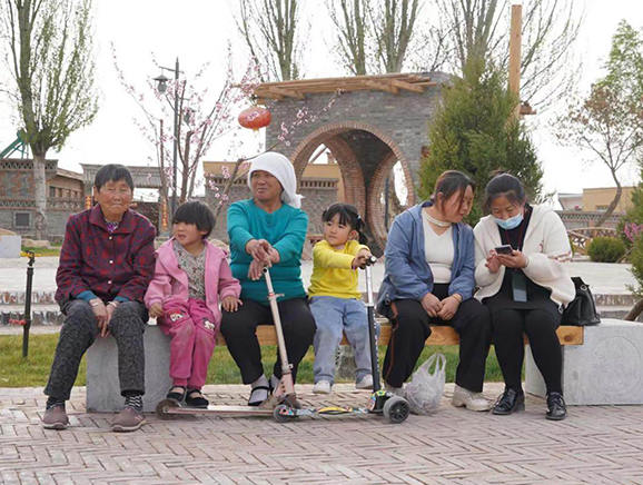 在碧玉广场休息的村民