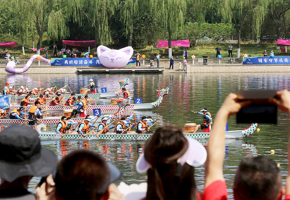 半壁店村已连续三年举办通惠河畔文化艺术节暨龙舟赛