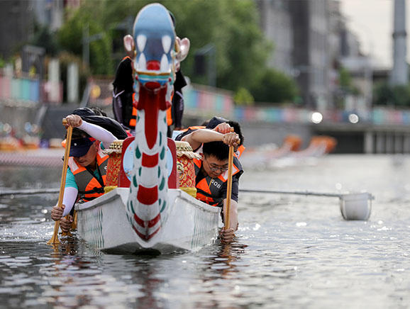 半壁店村已连续三年举办通惠河畔文化艺术节暨龙舟赛