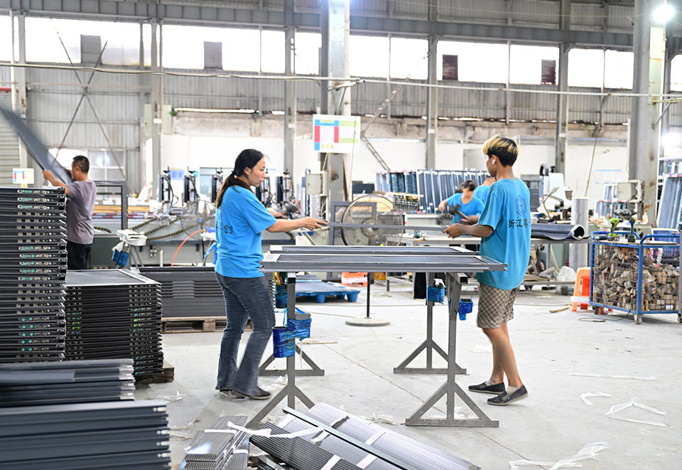 工人在生产车间制作门窗