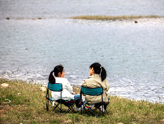游客在紫微湖绿地上露营