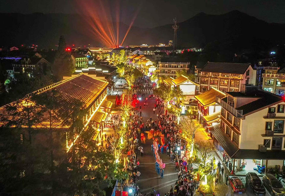 大唐不夜街。沿着长达1.5公里不夜街拾级而上，每个节点上都有着不同的节目在演绎