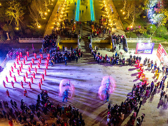 唐潮•十二坊还原了唐代的古风古貌，同时，将传统唐文化与时下流行的国潮文化结合，将大唐盛世重现于世人眼前