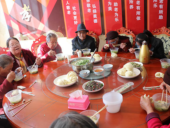 2021年，昊苑村举办敬老爱老活动，在村里的“老饭桌”宴请全村70岁以上老人