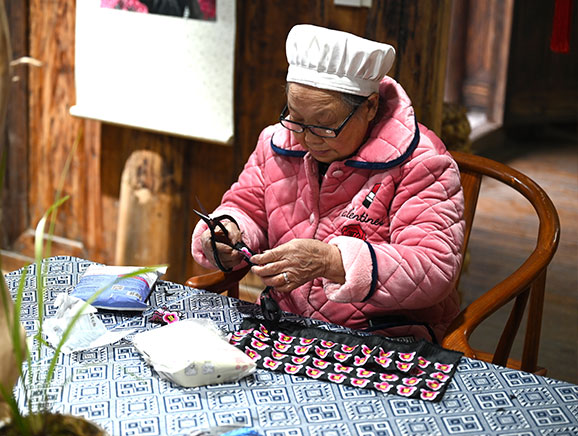 绣娘正在细心剪着图案 澎湃新闻记者 吴栋 图
