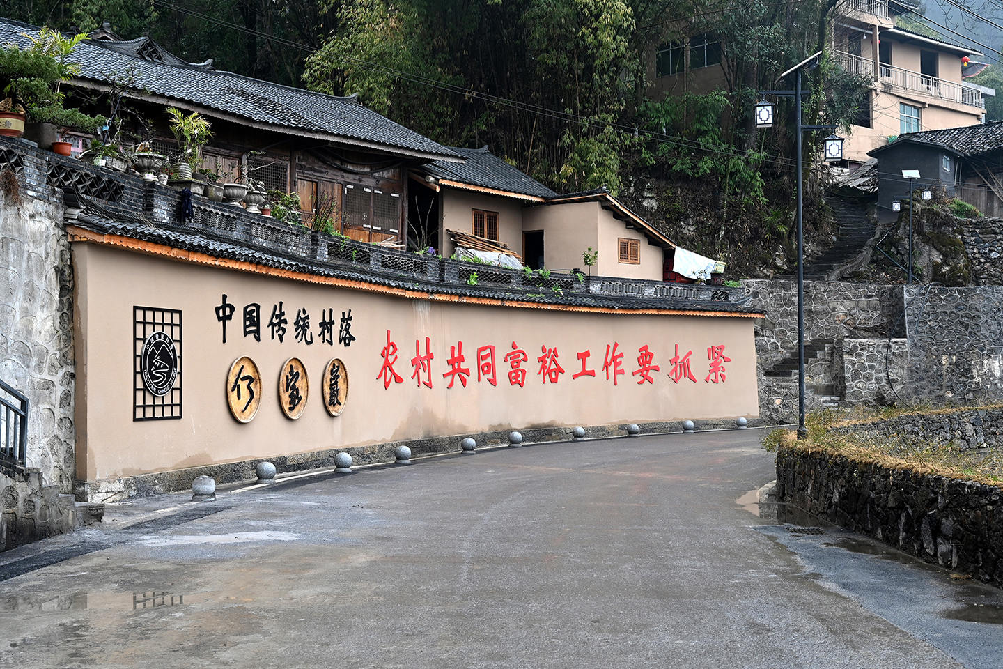 中国这十年|百村安居图:梯田贡米展苗绣