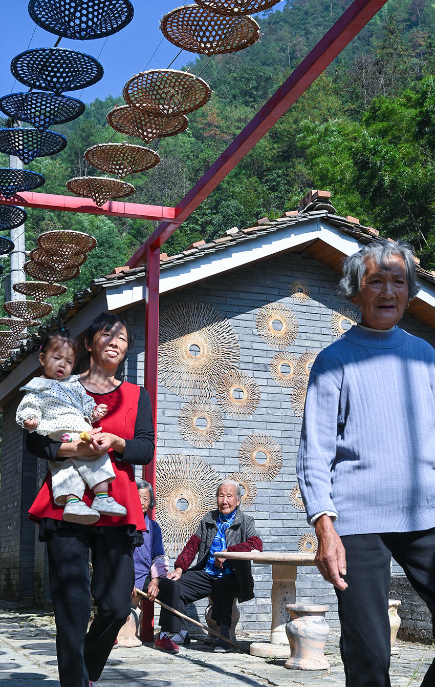 2023年10月31日，横坑村民居墙壁上的竹艺装饰是村里的一大特色。澎湃新闻记者 吴栋 图