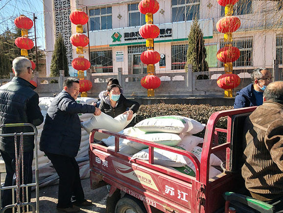 2022年春节，河下村为村民发放福利白面