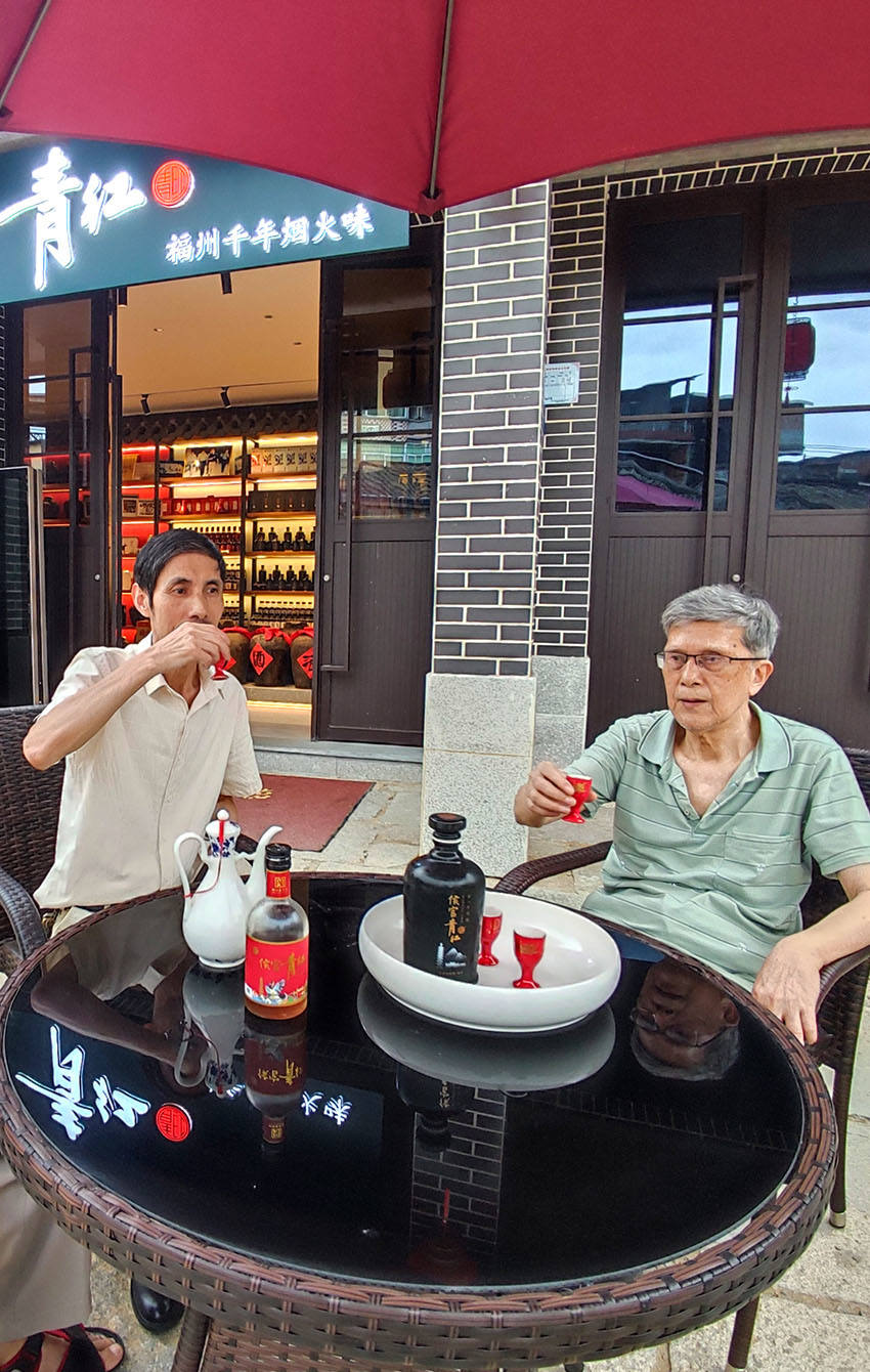 侯官村村民在专营店品尝青红酒 林若野 摄