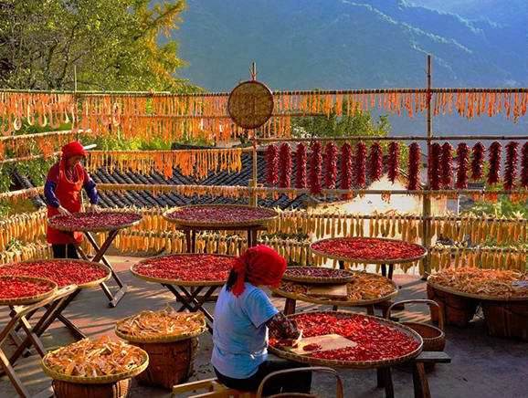 村民们将丰收的食物进行切晒