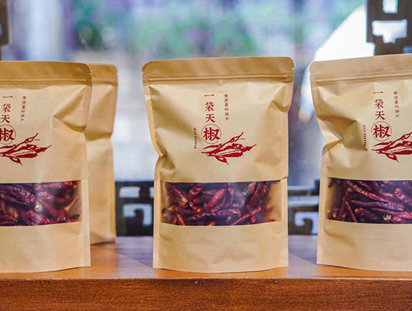 村民们晾晒的农作物包装后进行售卖