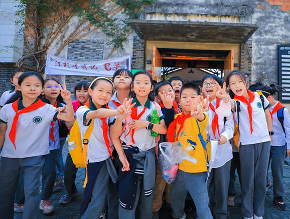 小学生们在江村礼堂前合影