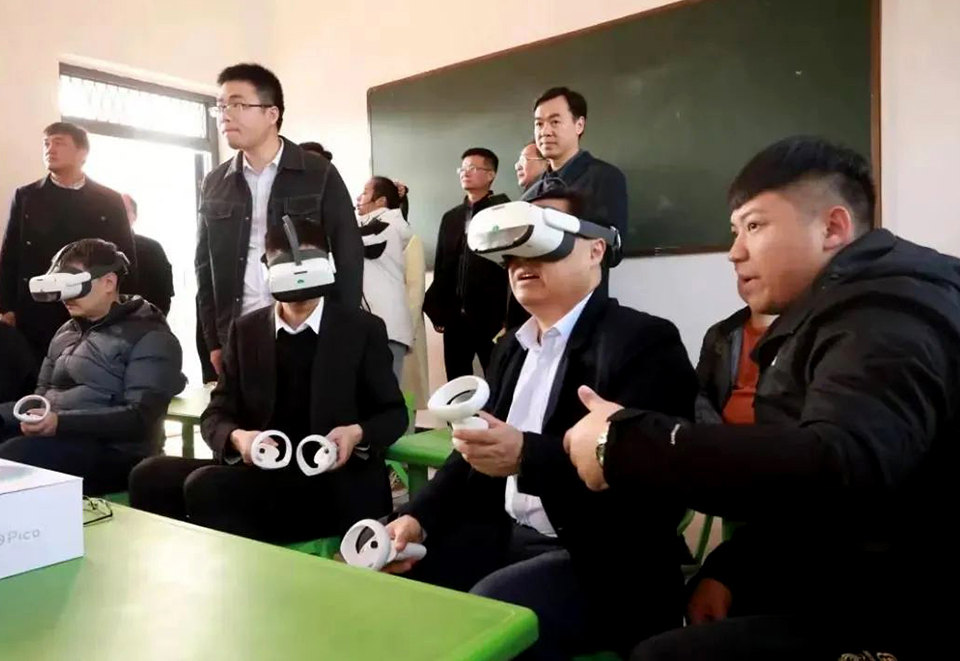 人们在VR科技馆研学