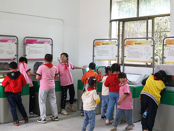 孩子们在改造后的梁塅乡村科普馆内进行课外活动