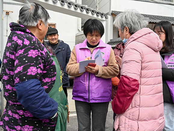 2024年3月1日，上海奉贤区南桥镇六墩村，李文妹副书记听取村民反馈“路灯影响农作物”的问题。