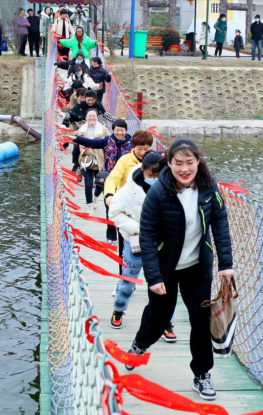 2022年10月，游客在刘老桥AAA旅游景区体验“网红桥”