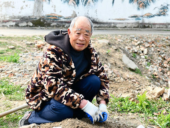 2023年2月，刘老桥村刘小庙村脱贫户刘涛在整理自家小菜园