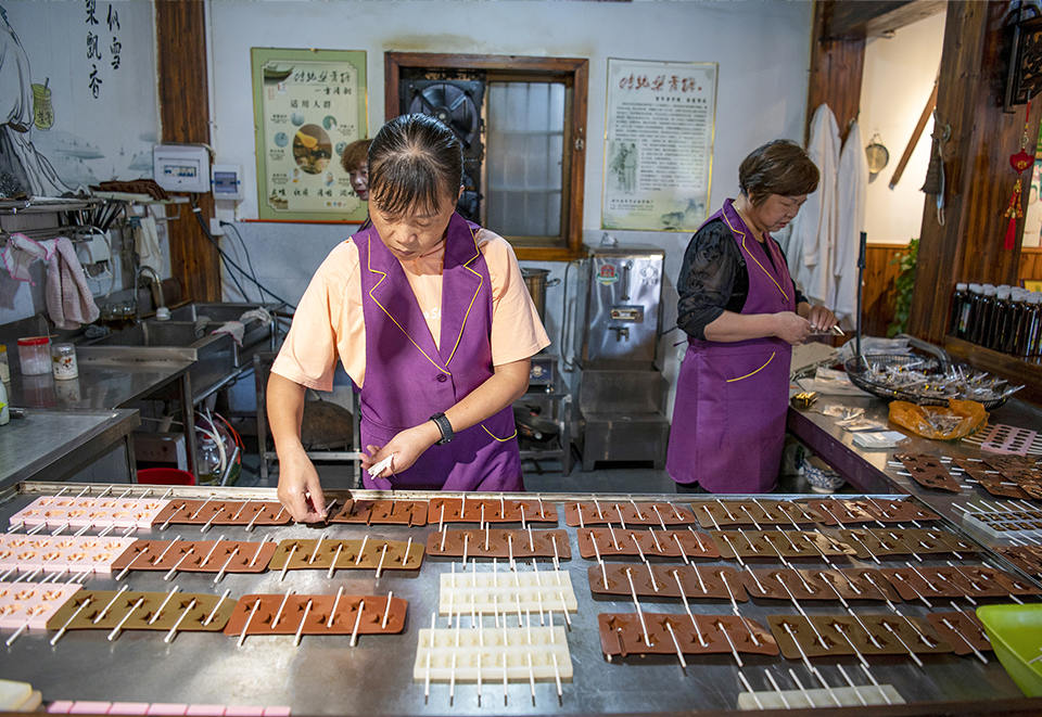 李祖村民在制作当地传统食品梨膏糖（摄于2023年10月）