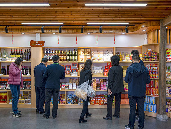 游客在李祖村“一带一路”进口商品店购物（摄于2023年10月）