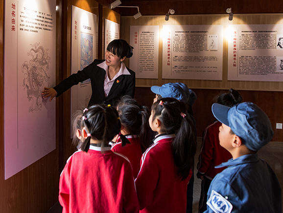 村中小学生参观新四军淮上办事处纪念馆