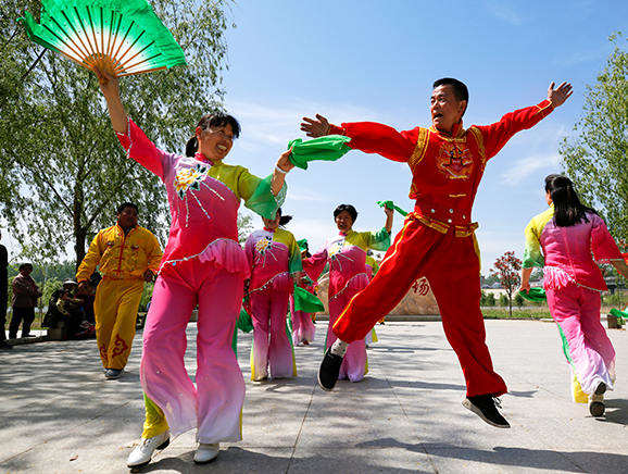 群众在雪枫广场文艺生活