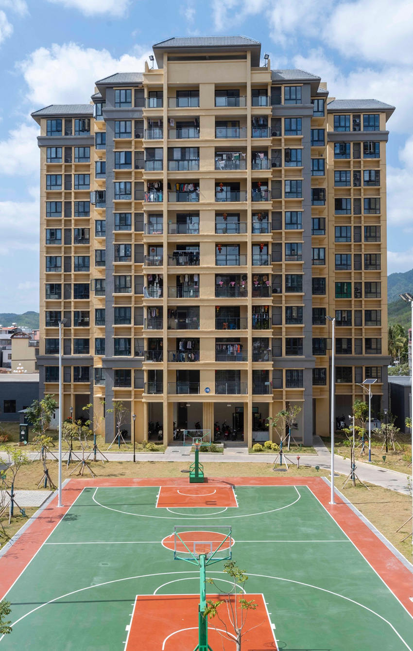 龙庆新村由4幢13层高的大楼组成。澎湃新闻记者 许海峰 图