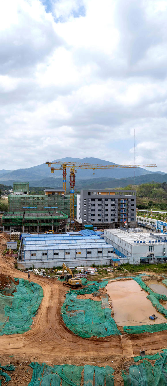 为方便下山的市民就医和上学，龙庆新村附近正在建造医院和学校。 澎湃新闻记者 许海峰 图