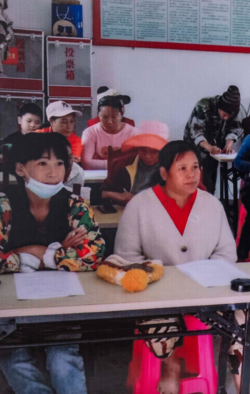 2022年，报龙村组织村“两委”干部、工作队、党员及村民代表召开搬迁工作政策宣传会议。