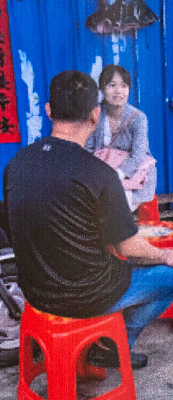 2022年，村干部到农户家走访，了解家庭诉求，发给和讲解五指山市搬迁完善文件及搬迁安置与补偿等相关政策。