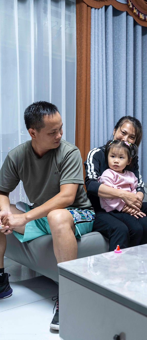 黄育省和他的妻子女儿在新家。澎湃新闻记者 许海峰 图