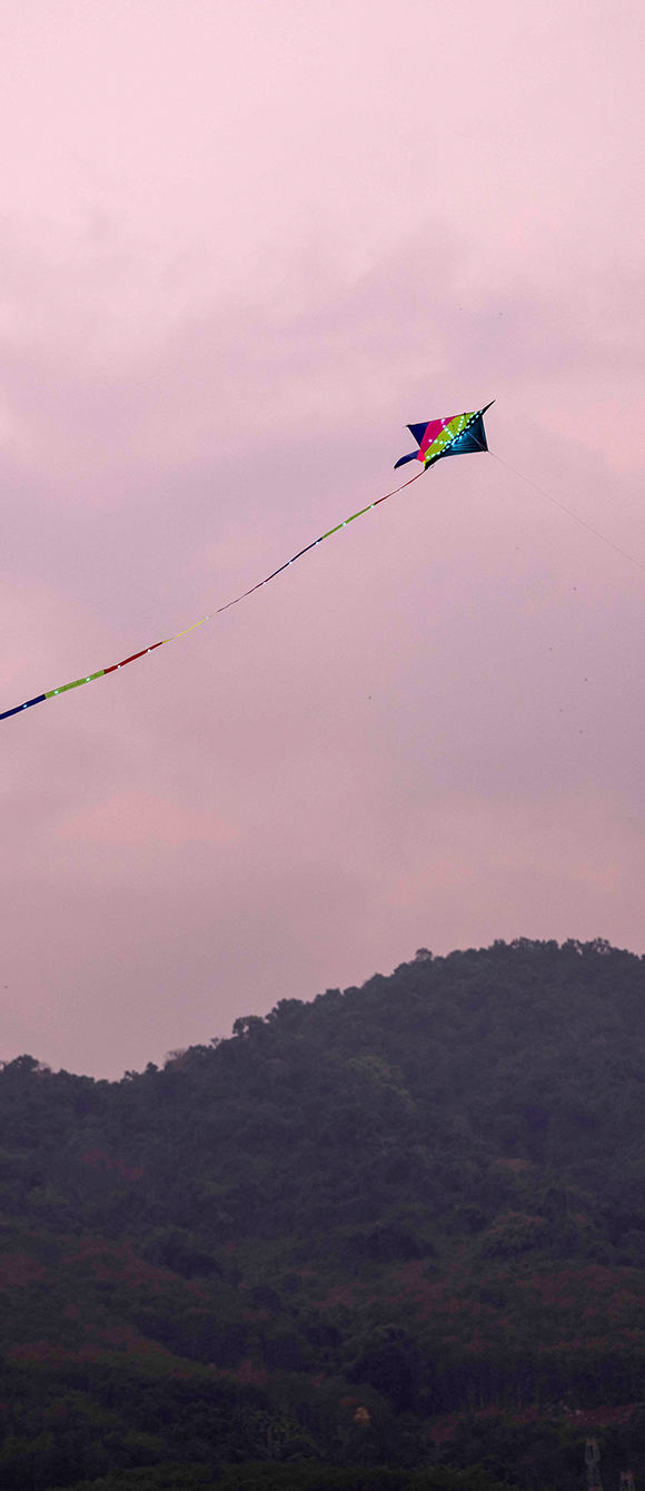 2023年3月，海南省五指山市，市民在放风筝。澎湃新闻记者 许海峰 图