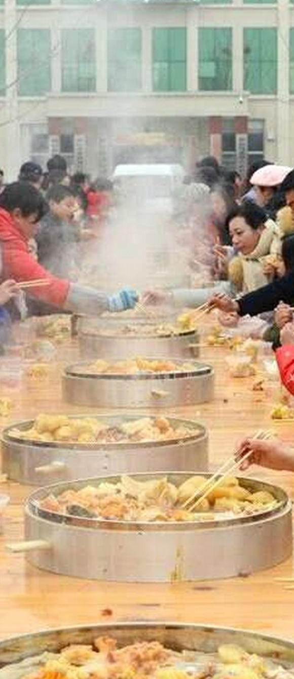 游客们吃起热闹的长桌宴