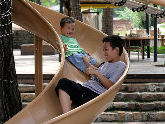 2023年8月，牛山沟的孩子们在村儿童乐园玩耍。
