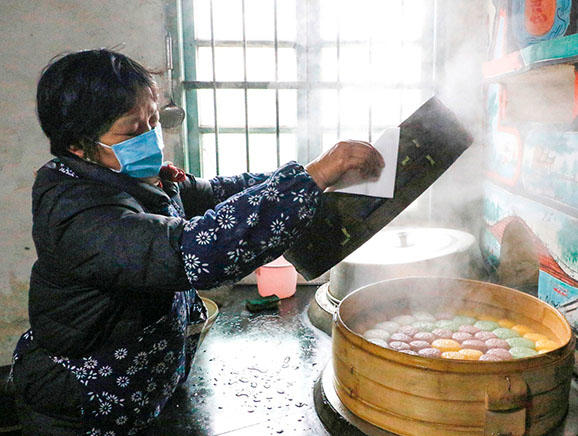 “糖糕奶奶”吴彩明揭开蒸屉盖子