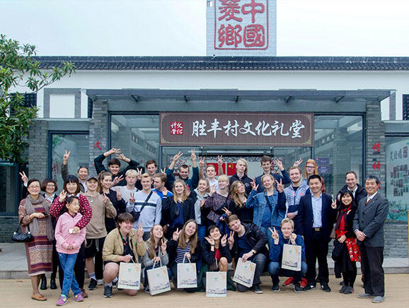 外籍留学生到油车港镇胜丰村菱珑湾开展中国非遗文化体验活动，感受农民画的独特魅力