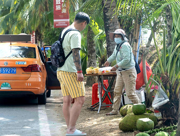 2023年2月28日，村民通往景区的路边设摊，兜售当地水果。澎湃新闻记者 许海峰 图