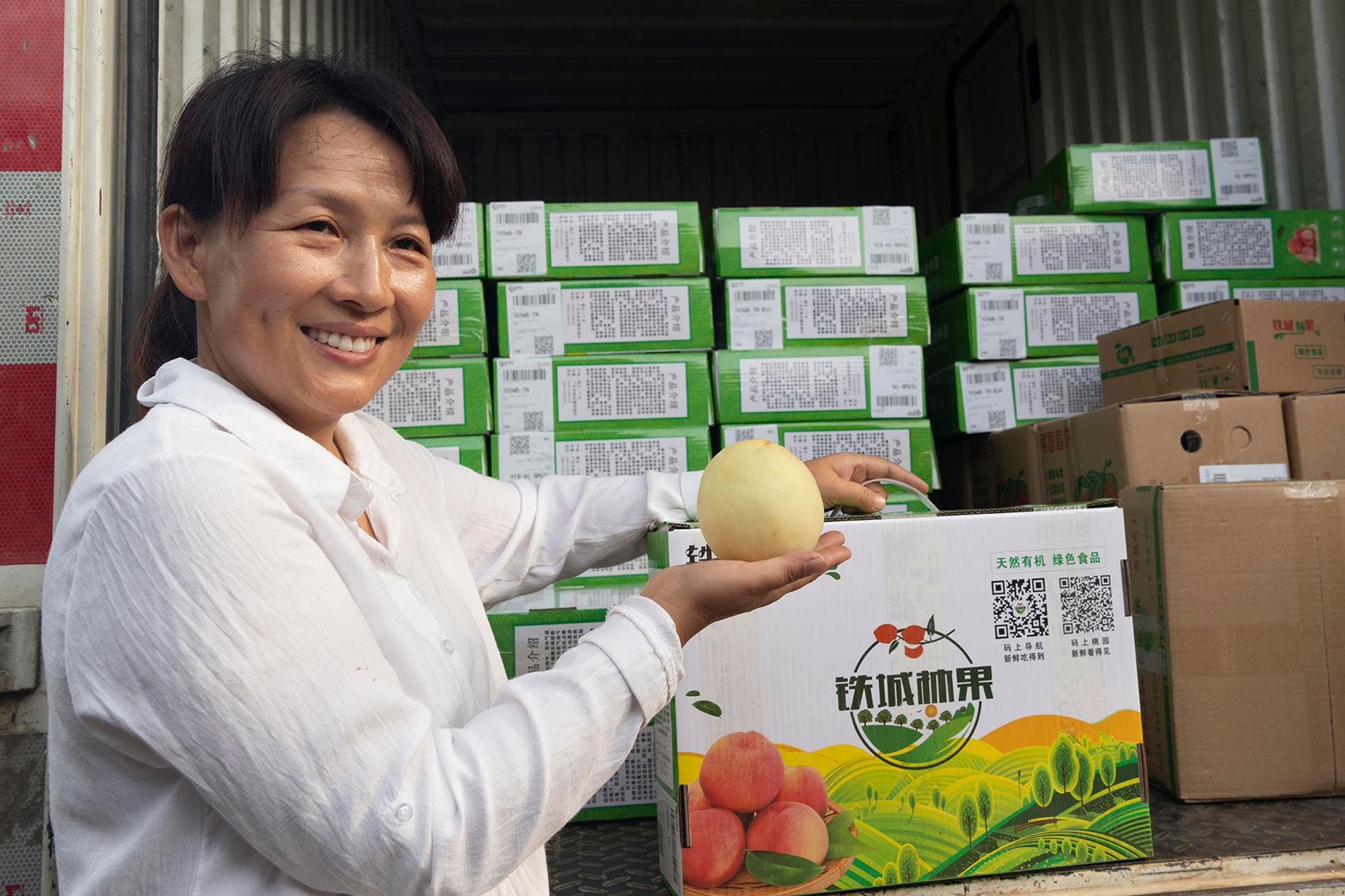 2022年9月3日，村民展示铁城林果