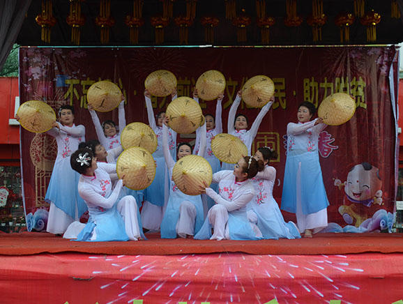 广场舞是村民文化活动之一