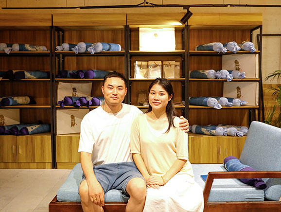 2019年底，大学毕业的黄维唯重返家乡，与合伙人一同创立了荣昌自主创立夏布品牌“一宁夏布”。