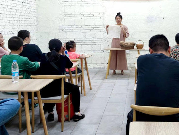 黄维唯在校企合作签约仪式上向来宾介绍夏布。