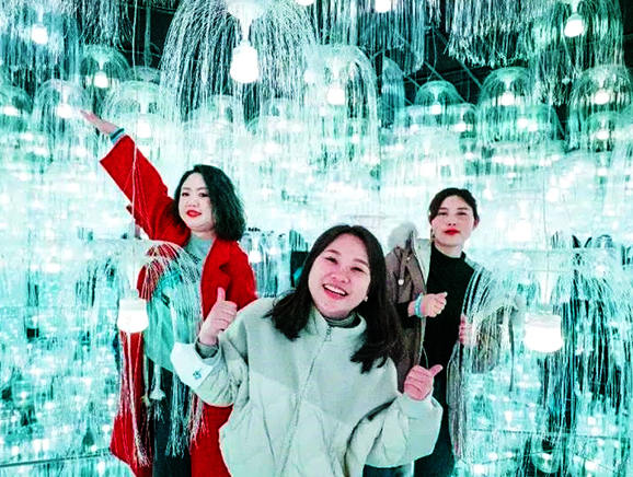 溜溜塔4楼的灯光厅