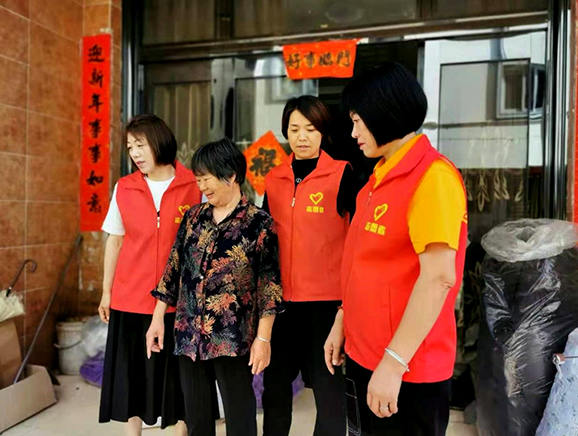 “小芳妈妈”走访孤寡老人