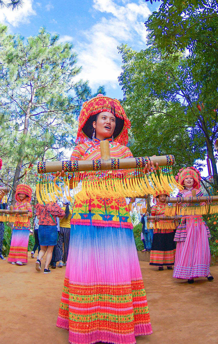 傈僳族妇女端起拦门酒载歌载舞