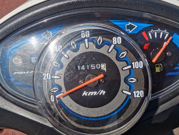 2023年9月，摩托车里程表上显示着四任驻村支书使用过的总里程——34150公里。