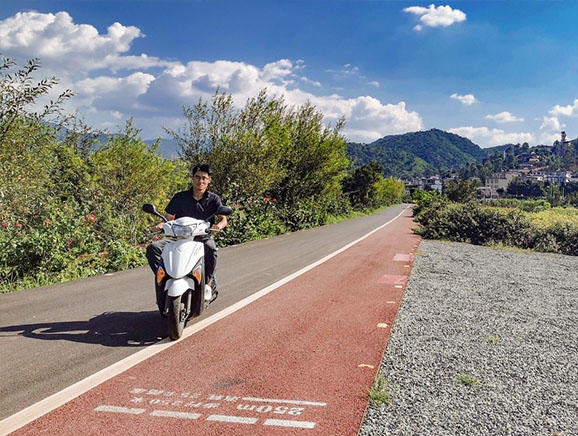 曾书记对这辆有着特殊意义的摩托也宠爱有佳。由于一场小事故，外壳前脸部分被损坏，如今换壳后的小摩托光亮如新。