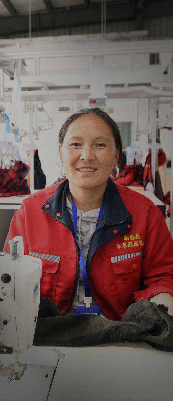 2022年5月11日，四川凉山，吉莫石普在制衣车间里工作，如今她已经能熟练操作缝纫机了