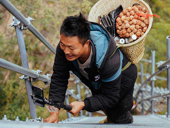 2020年11月24日，四川省凉山州阿土勒尔村，除了直播介绍风土人情，当地村民也尝试用网络销售土特产品